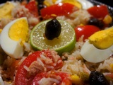 Salade de riz aux tomates, thon, maïs, œufs et olives