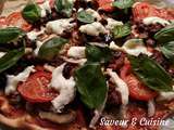 Pizza végétarienne : caviar d’aubergine, tomate, basilic, champignon, mozzarella, poivrons