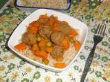 Riz complet pilaf aux boulettes de viande, carottes et petits pois