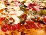 Pizza capricciosa (tomate, jambon, artichaut, champignon, olive, mozzarella)
