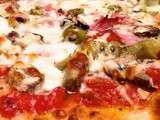 Pizza capricciosa (tomate, jambon, artichaut, champignon, olive, mozzarella)