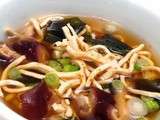 Soupe miso garnie de nouilles de tofu et de champignons shiitake