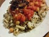 Koshari Egyptien riz aux oignons frits, pois chiches et sauce tomates tomates