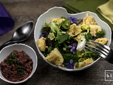 Salade César et son tartare bœuf-anchois, feuilles de printemps et croquant à l’ail