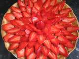 Tarte aux fraises sur fond de rhubarbe amandes