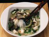 Soupe thaï de poisson aux herbes