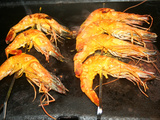 Brochettes de gambas (crevettes) marinées curcuma, piment à la plancha