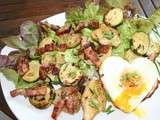 Salade coeurs d'artichauts, courgette marinés, lardons, oeuf à la plancha