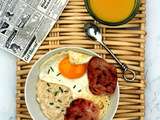 Porridge au bacon, oeuf et fromage pour un petit-déjeuner salé