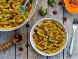 Salade de pâtes d'automne: butternut et pois chiches grillés au curry, choux de Bruxelles et noisettes