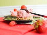 Petits gâteaux glacés texture « nuage » aux fraises