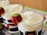 Verrines de fraises, crumble aux amandes et chantilly vanillée au mascarpone
