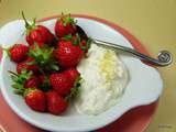 Dessert à la 6.4.2 (fraises et crème de brebis) - Le petit bout de la lorgnette