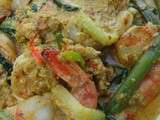 Curry de crevettes sautées à l'oeuf (Goong Pad Pong Kari)