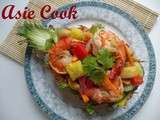Salade de gambas et d'ananas dans son écorce