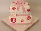Gâteau d'anniversaire  rose et blanc  en pâte à sucre