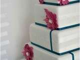 Gâteau de mariage, 4 étages en dentelles et fleurs