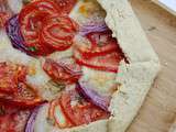 Tarte rustique tomates-mozza et oignons rouges