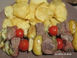 Brochettes de boeuf aux pommes de terre, tomates , oignon et ail à la plancha