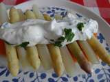 Panna cotta d'asperges à la truite fumée, pointes d'asperges et sauce au yaourt grec