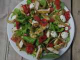 Salade au poulet épicé, légumes crus et grillés, mozzarella