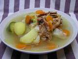 Soupe aux légumes (chou blanc-carottes- pomme de terre-courgette) et poulet fumé