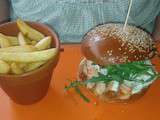 Burger au saumon frais #burger #foodstagram #food @Les Super Filles du Tram