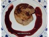 Foie gras frais poelé, sauce au porto et groseilles