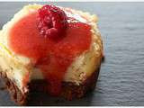 Petits cheesecakes et coulis de fruits rouges