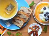 Petit déjeuner : Porridge aux graines de chia, pain de banane, thé vert et fruits