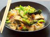 Wok de brocoli au tofu fumé, avocat et nouilles (de soja, soba,riz ou konjac)