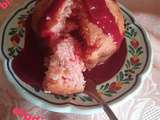 Gâteau au yaourt, aux pralines roses et coulis de framboises