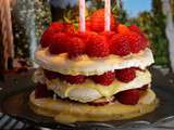 Gâteau meringué aux fraises et framboises fraiches