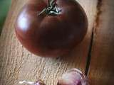 Tarte aux tomates noires de Crimée et herbes fraiches