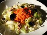 Salade iceberg aux carottes, aux olives et aux noix