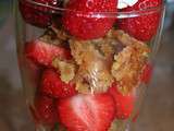 Verrine de fraises en crumble
