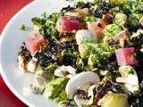Salade alcaline poireau cru et chou kale marinés, légumes et légumineuses