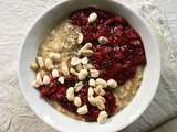 Porridge de quinoa aux framboises & cacahuètes