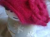 Bonnet rouge orné d’une fleur aux pétales tricotés