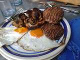 Breakfast à la plancha : Steaks hachés de boeuf et oeufs frits accompagnés de champignons