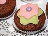 Cupcake au chocolat et fleur en pâte d’amande
