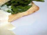 Feuilleté aux asperges, sauce mousseline