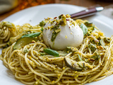 Spaghetti au pesto de pistache, citron et basilic, burrata