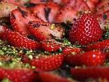 Tarte aux fraises, crème pistache et pâte sablée cacaotée