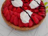 Tarte aux fraises – pâte sablée noisettes, crème d’amandes & compotée de rhubarbe