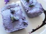 Mini cakes sucrés aux pommes de terre vitelotte, violettes cristallisées, sirop de myrtilles