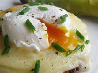 Oeufs benedicte au saint nectaire aux asperges mouillettes