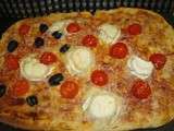 Ce soir, c'est pizza ! ( Pizza blanche au pesto rosso, gorgonzola, bûche de chèvre et tomates cerises )