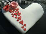 Gâteau en forme de coeur avec des roses en pâte à sucre