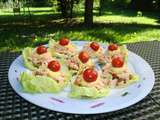 Salade de saumon et macédoine de légumes en feuilles de laitue